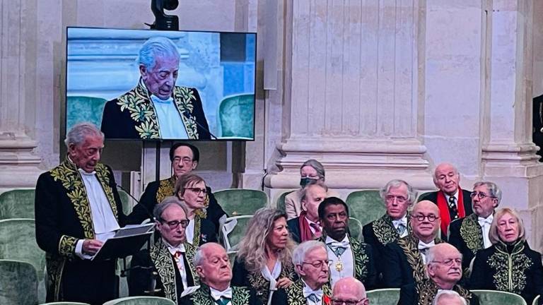 El escritor peruano Mario Vargas Llosa ingresó a la Academia Francesa.