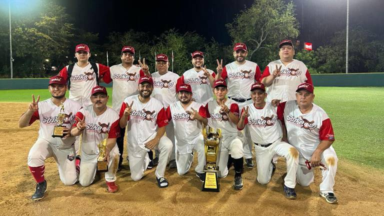El equipo de Strikeout posa con su trofeo que los acredita como campeones de la Liga de Softbol Periodística.