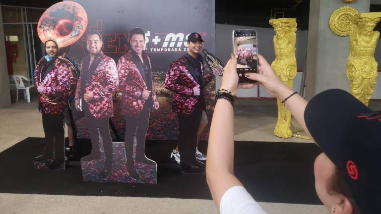 Fans de la Banda MS aprovechan su visita al estadio Teodoro Mariscal para visitar el museo de la agrupación.
