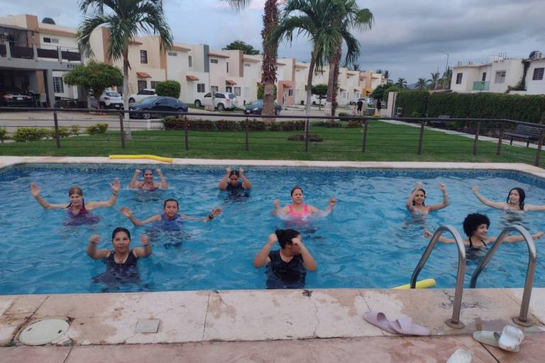 Celina Tirado imparte sesión de aquafitness, en Mazatlán