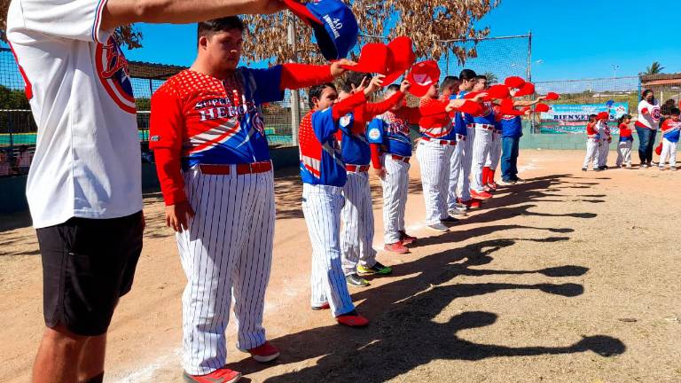 Peloteros de diferentes edades tomaron parte de la ceremonia inaugural de la Liga de Beisbol categoría Superhéroes.