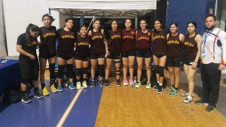 La preselección de basquetbol de Sinaloa, durante una pausa en sus entrenamientos.