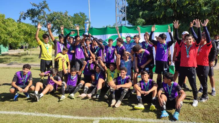 Los Cañoneros levantan felices el título.