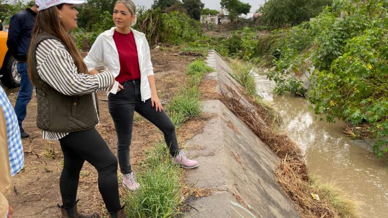 La Alcaldesa de Mazatlán Estrella Palacios Domínguez supervisa la limpieza de canales.