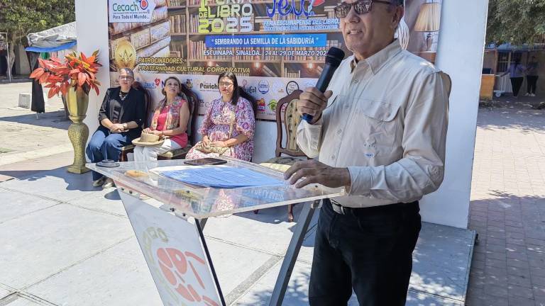 Juan Avilés Ochoa, director general del Isic, inauguró la Feria Escuinapense del Libro.