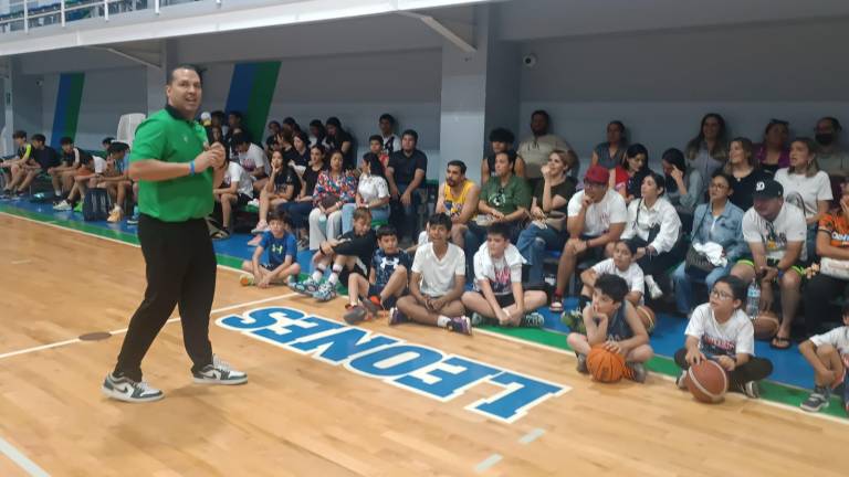 Omar Quintero impulsa el talento juvenil en Mazatlán con el campamento ‘Sueños Bajo el Aro’.