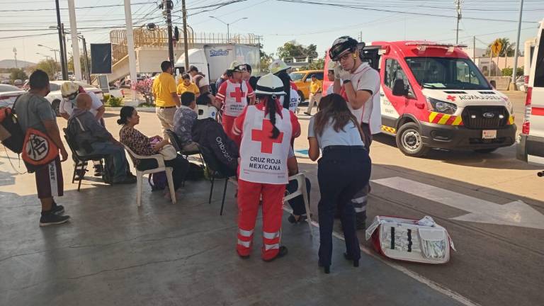 Pasajeros del camión urbano de la ruta San Joaquín – Sábalo, fueron atendidos por los cuerpos de emergencias tras resultar lesionados en choque contra tráiler.