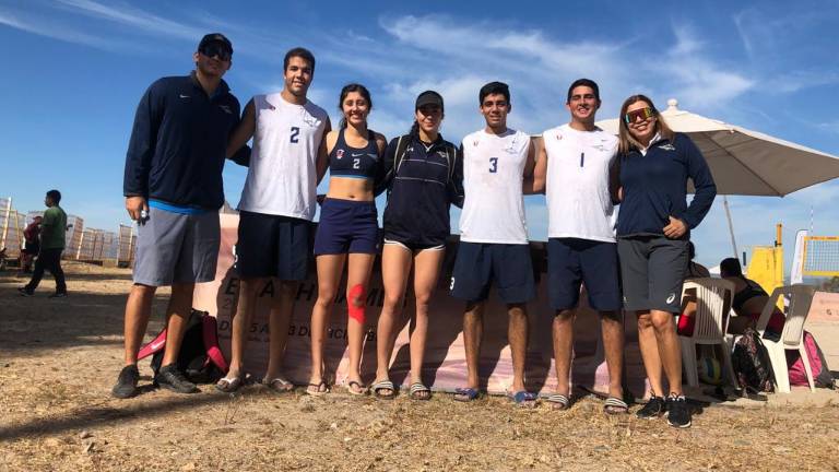 Los equipos de las Águilas UAS, tras la obtención de las medallas de oro y bronce, respectivamente, en el Campeonato Nacional Universitario de voleibol de playa.