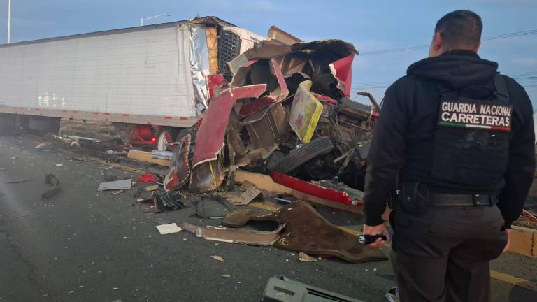 El camión de carga quedó totalmente destrozado en la parte frontal de la carrocería.