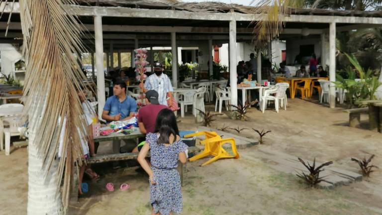 Restaurante de playa en Caimanero.