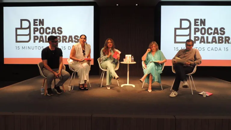 Adrian Espinoza, Andrea Valenzuela, Norma Campos y Mario Córdova presentan el libro.