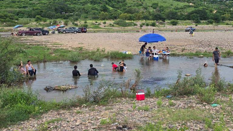 En el río Baluarte, en Rosario, ha aumentado la afluencia de bañistas.