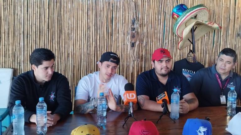 La finalidad del campamento es aprender los fundamentos básicos y técnicas del deporte ráfaga.