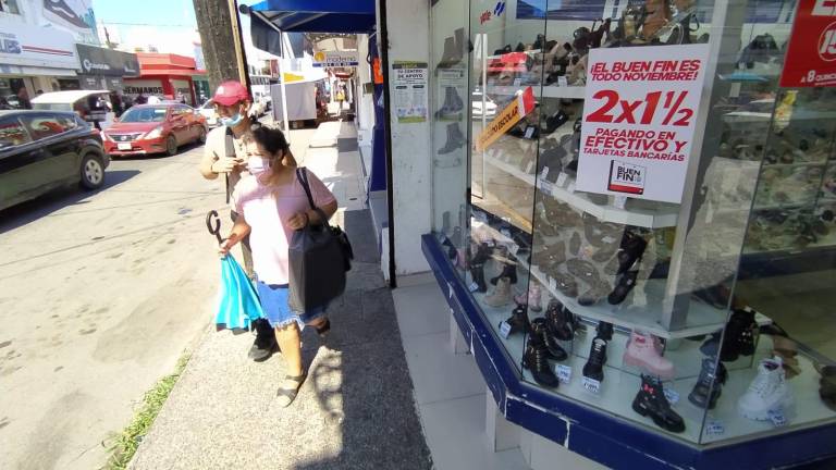 Los comercios del Centro ya colocaron anuncias con descuentos.