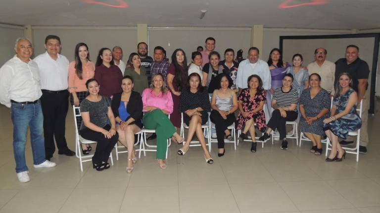 Integrantes de la Asociación de Periodistas 7 de junio celebra el Día de la Libertad de Expresión y la llegada de la nueva mesa directiva.