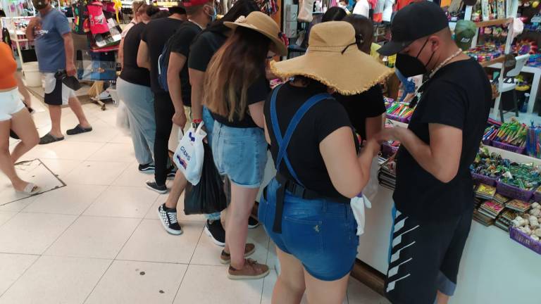 Turistas en el mercado Pino Suárez.