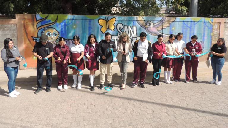 Alumnos y directivos de la secundaria y SUMA realizan el corte de listón.