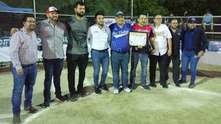 José Óscar Velazco Urías luce su reconocimiento.