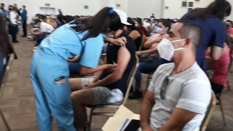 Vacunación a jóvenes mazatlecos en el Centro de Convenciones.
