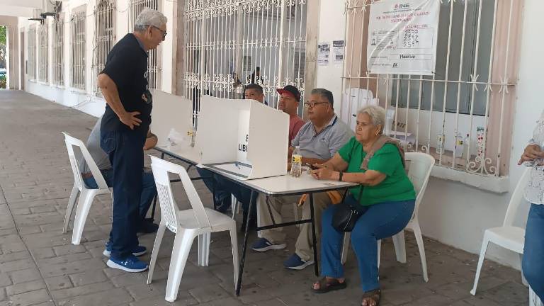 La casilla instalada en el Palacio Municipal de Mazatlán registra una baja afluencia de votantes.