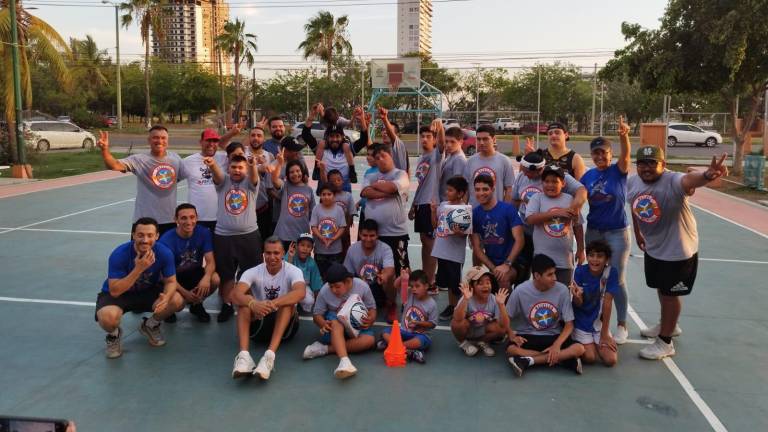 Súper Héroes Mazatlán y Piratas Basketball conviven en el parque lineal Kilómetro Cero.