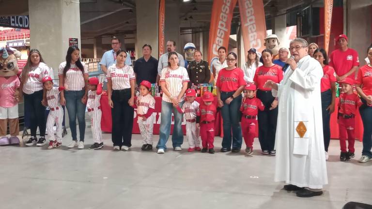 El Padre Rafael Martínez Gallardo celebra la misa de acción de gracias.