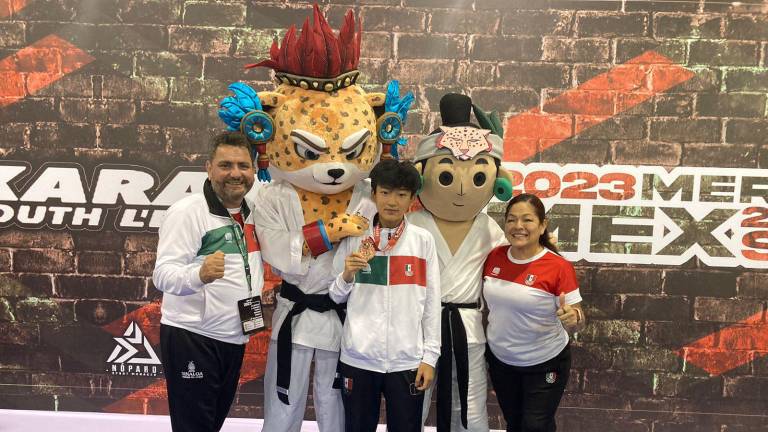 Kaito Yoshii Mizukami, junto a su sensei Jesús Moreno Salas y la entrenadora Alma Rosa Bautista.