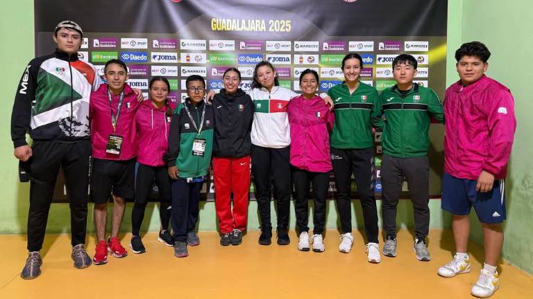Hayato Francisco Yoshii con el grupo de karatecas mexicanos.