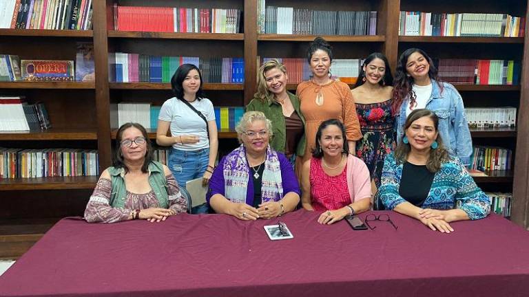 Escritoras participan en el recital poético.