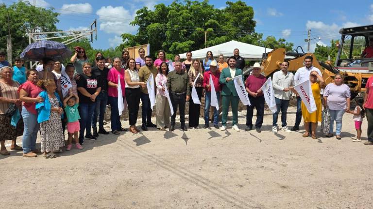 Se da el banderazo de inicio de la construcción de la techumbre en la cancha de usos múltiples de la comunidad de Aguapepe.