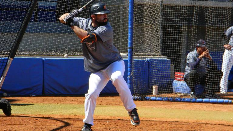 Alex Robles con el bat.