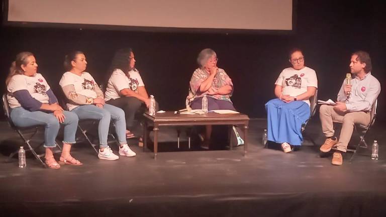 Familiares de periodistas víctimas de homicidio o desaparición participan en conversatorio con Griselda Triana, viuda del periodista Javier Valdez, asesinado en 2017 en Culiacán.