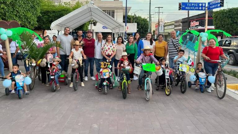 Niños, jóvenes y adultos participaron adornando sus bicicletas