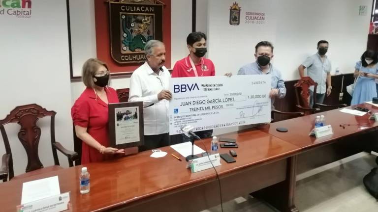 El Alcalde Jesús Estrada Ferreiro otorgó un reconocimiento a Juan Diego García López, quien obtuvo una medalla de oro en los pasados Juegos Paralímpicos Tokio 2020.