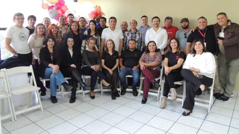 Colaboradores y directivos de Datemex disfrutan de un rico desayuno navideño.