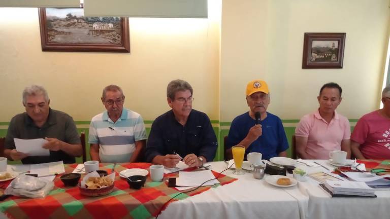 Los sociones honorarios ofrecen rueda de prensa.