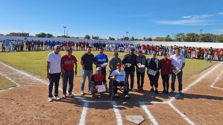 La ceremonia contó con más de 20 equipos.
