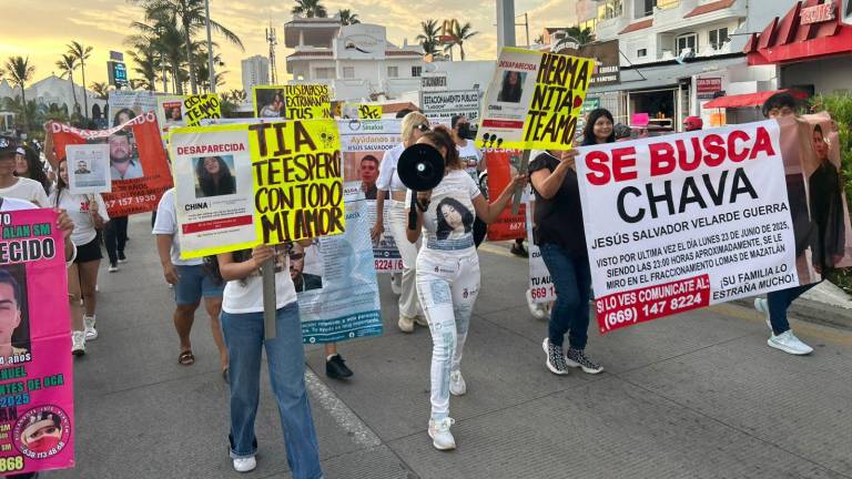 Familias recorrieron el malecón de Mazatlán en exigencia de justicia y respuestas por las desapariciones en el puerto.