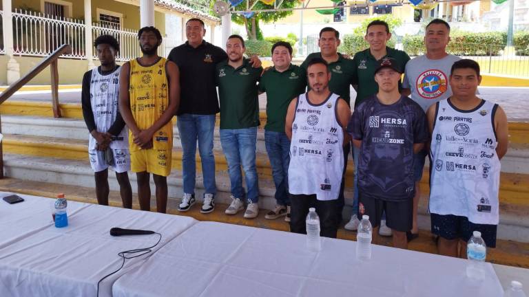 Jugadores y cuerpo técnico de Piratas Basketball, en la presentación de los uniformes que usarán en el Cibapac 2024.