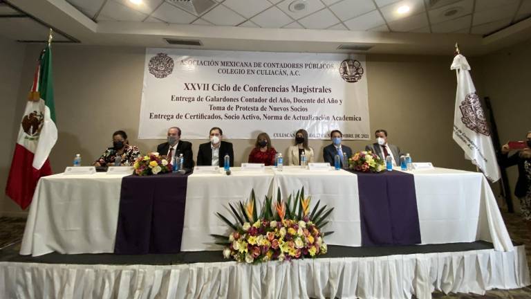 Directivos e invitados especiales presiden la ceremonia.