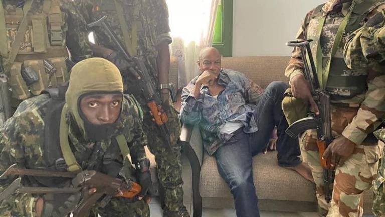 El Presidente de Guinea-Conakri, Alpha Condé, custodiado por militares.