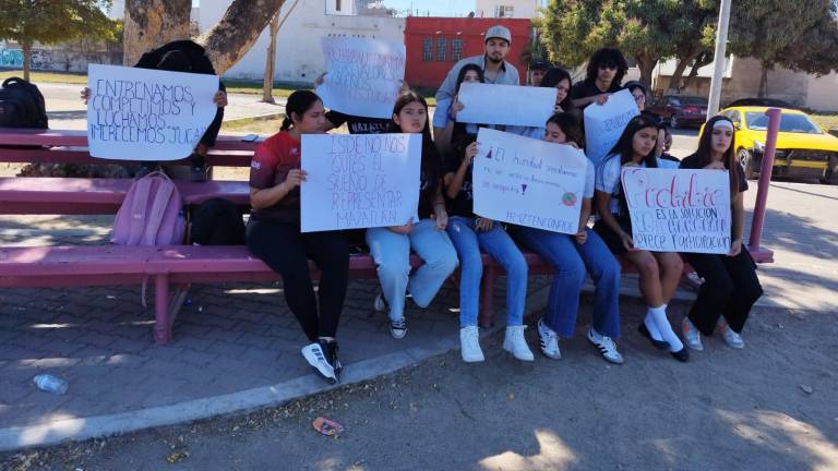 Los jóvenes deportistas de handball protestan por la medida del Isde.
