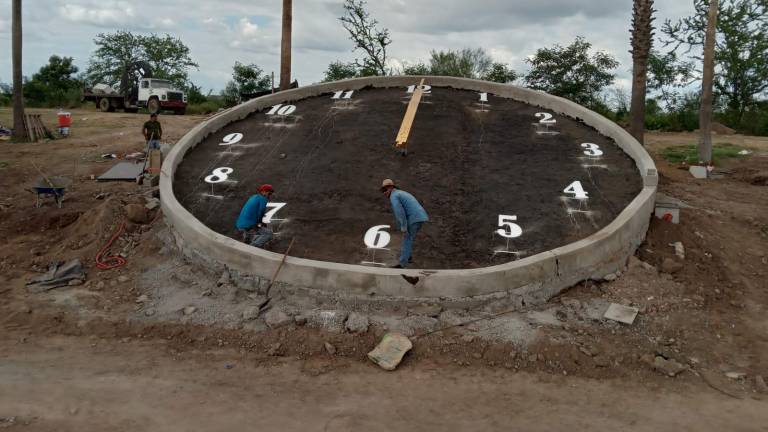 Reloj monumental que se está instalando en un costado del Congreso del Estado, en Culiacán.