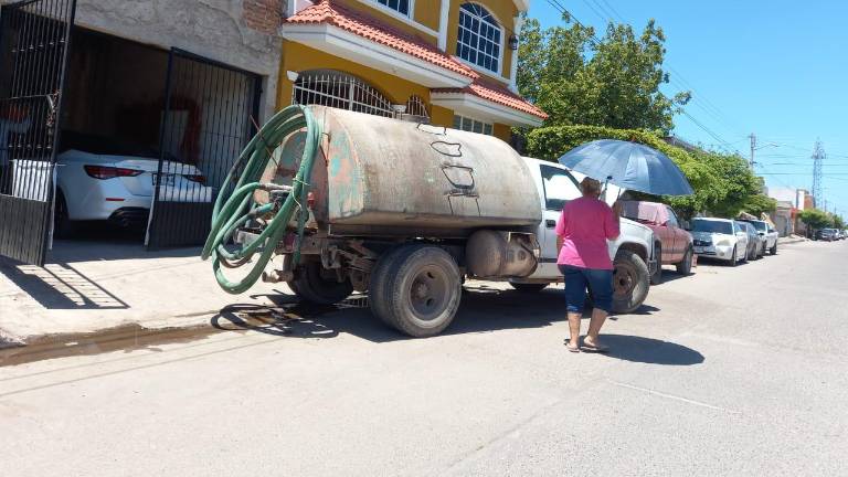 La población recurre a las pipas para suministrarse de agua.