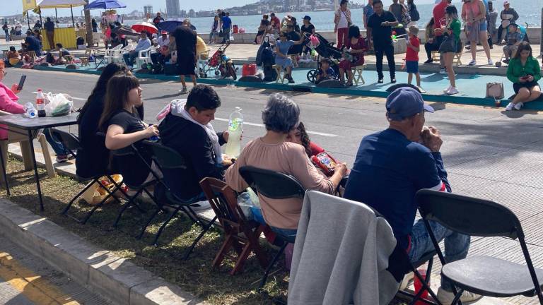 Desde temprano, las familias esperan en el malecón el paso del segundo desfile del Carnaval.