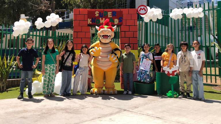 Rey Bowser dio la bienvenida a los alumnos de primaria del Instituto Senda para celebrar el Día del Niño.