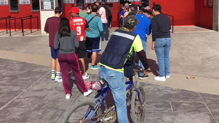 Los aficionados comenzaron a llegar al Teodoro Mariscal varios minutos antes que la taquilla fuera abierta.