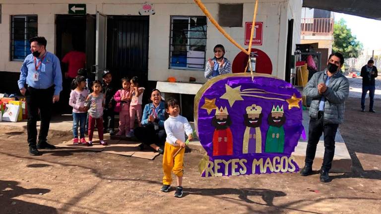 Los niños de los campos agrícolas rompieron unas piñatas.