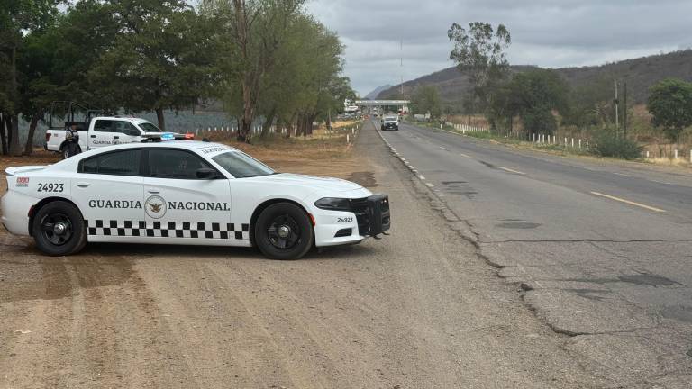 El hombre se encontró inconsciente, sin embargo los paramédicos comprobaron que aún contaba con signos vitales y lo subieron a la ambulancia.