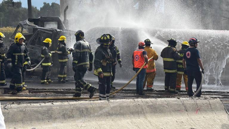 Personal de bomberos realizan maniobras para controlar el fuego en la pipa que explotó el miércoles en la Ciudad de México.